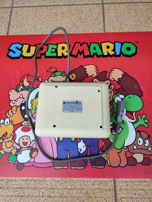 Commodore C64 cały zestaw z grami, pad, tapecart, sprawny, stan bdb.