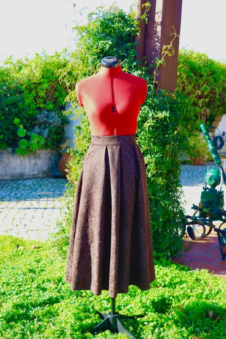 Saia modesta e elegante