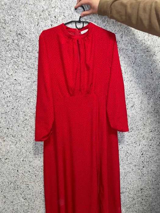 Червона сукня в горошок