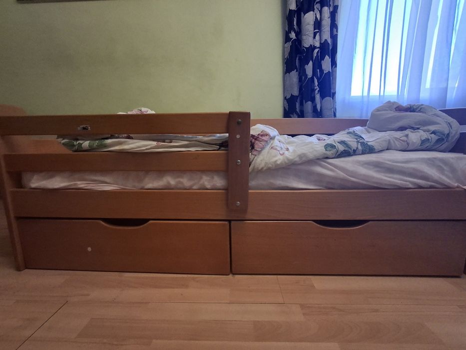 Дерев'яне ліжко із матрасом