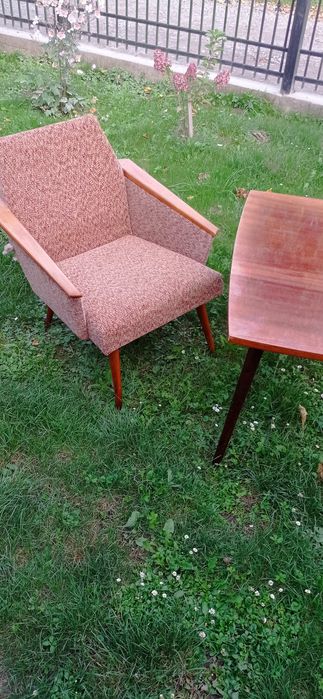 Продам столик і одно крісло