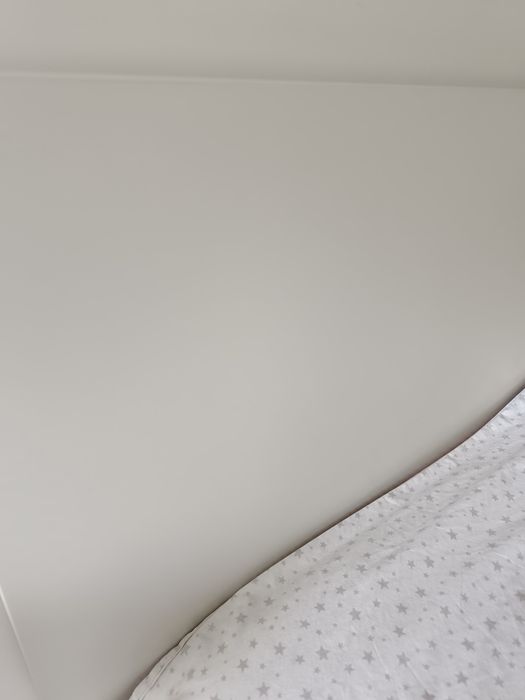Cama com estrado e colchão. Em bom estado como dá para verificar nas fotos . Incluí duas mesinhas de cabeceira  e tem 4 gavetoes