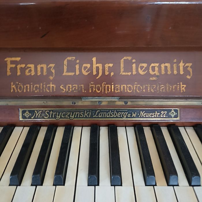 Старинное пианино.