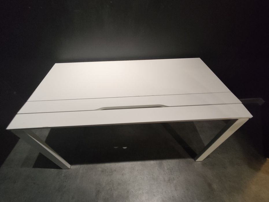 Białe solidne biurko stół do pracy