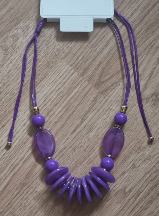 Colar em acrílico roxo de fácil aperto
