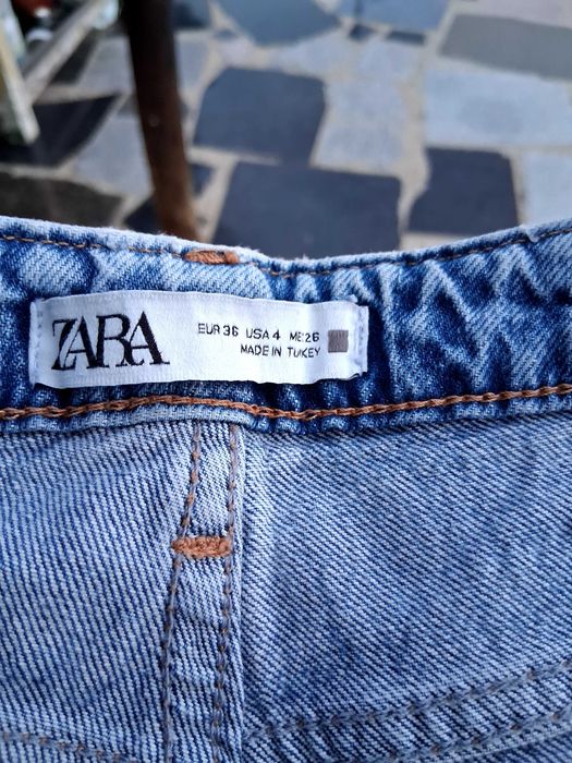 Camisola Zara e Breskha,e calça Zara.