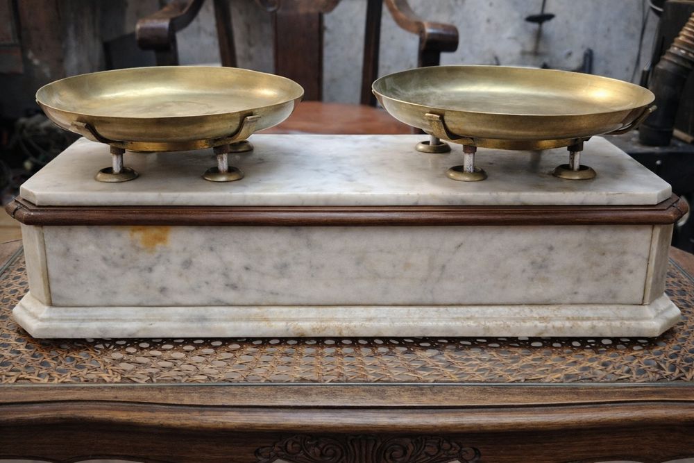 Zabytkowa waga szalkowa – marmur, mosiądz – Genewa – ok. 1883 r.