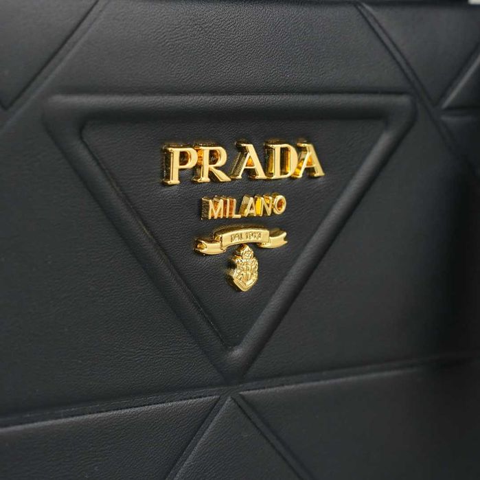 Torebka Prada czarna – idealna na codzienność i specjalne okazje