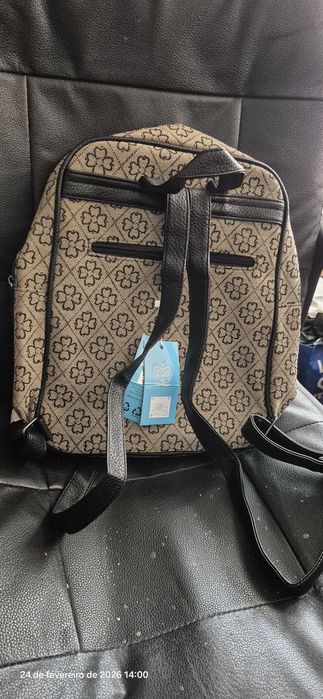 Mochila Feminina com Padrão Monograma e Detalhes em Pele – Prática e E