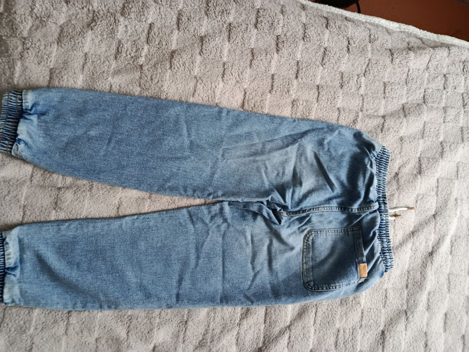 Продам джинсы на рост 146.