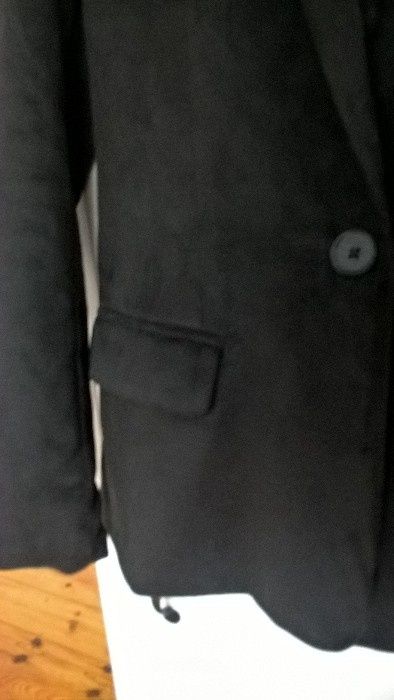 Długa zamszowa marynarka czarna z kiszeniami Amisu r. S