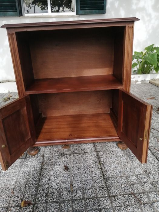 Um móvel em madeira