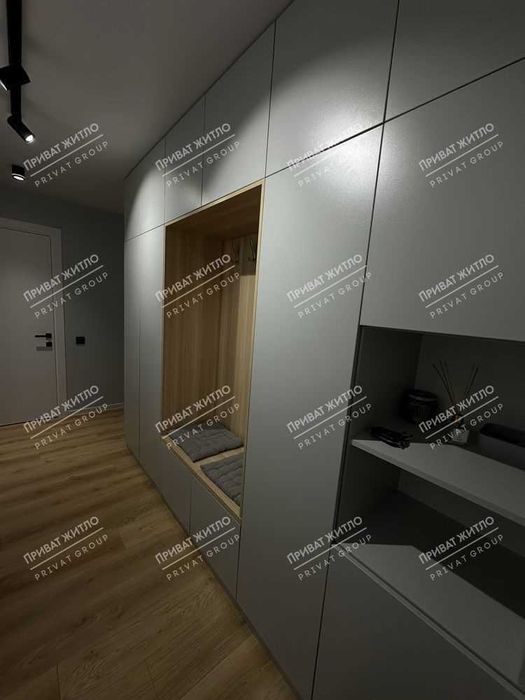 Трикімнатна квартира в сучасному будинку з дизайнерським ремонтом