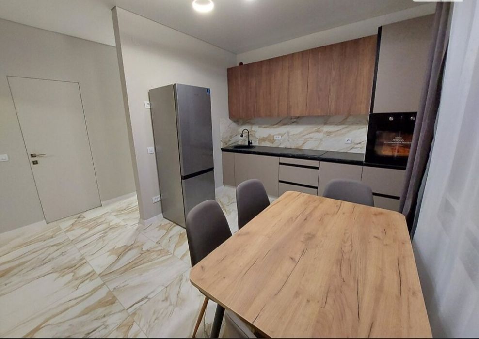 Здається 1-км.Біля Парку.