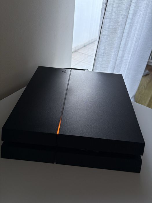 Ps4 com 3 jogos e um comando incluídos no preço