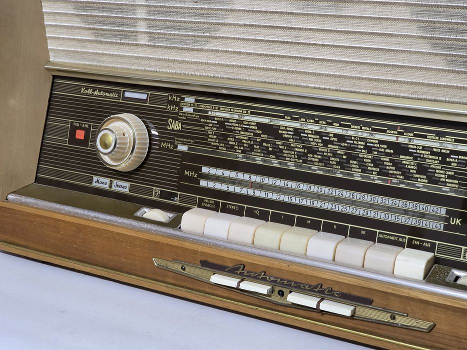 Rádio antigo reparado SABA