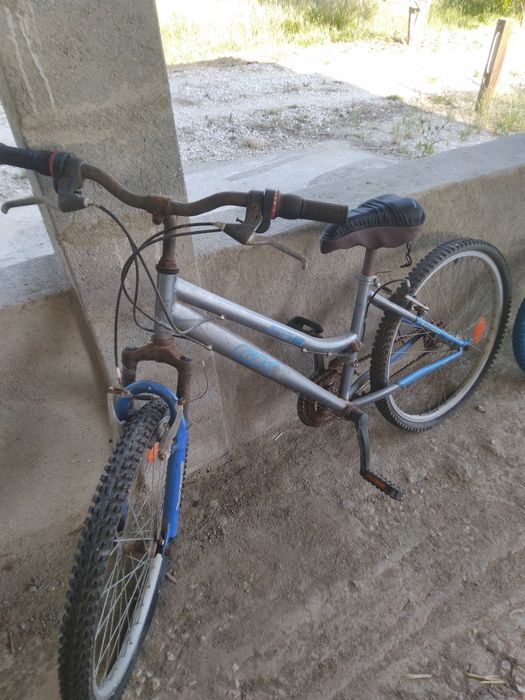 Três bicicletas usadas