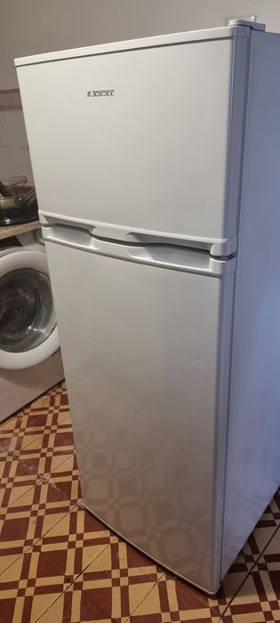 Frigorífico com congelador