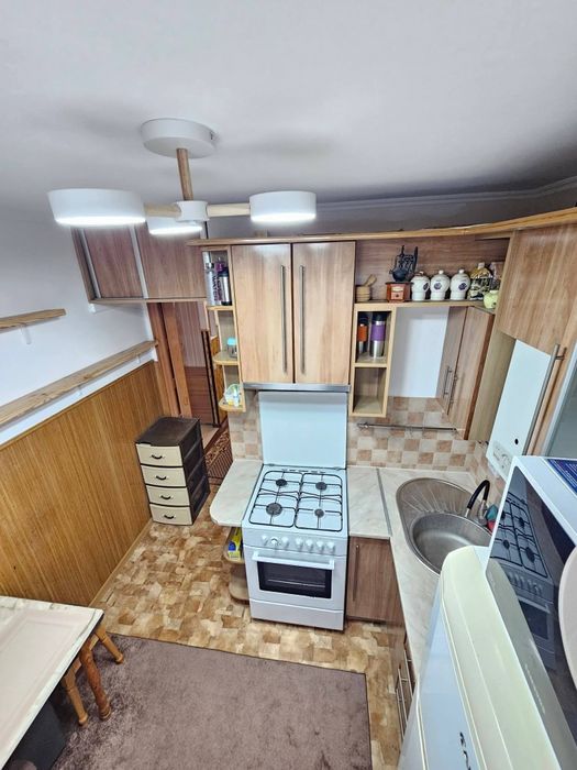 Продам 2-кім квартиру на другому поверсі