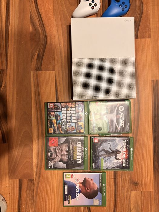 Xbox One S 1TB z napędem CD/Blu-Ray + 1 pad + FC 25, GTA V, CoD