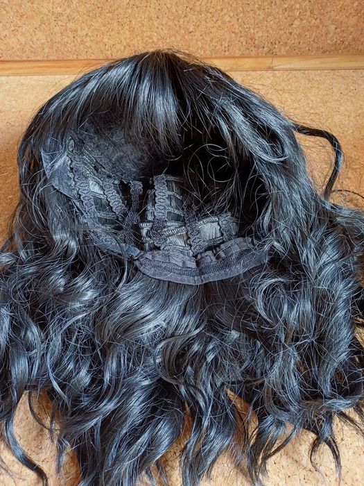 Peruca curta com franja. 
Nova.
Sintético natural.