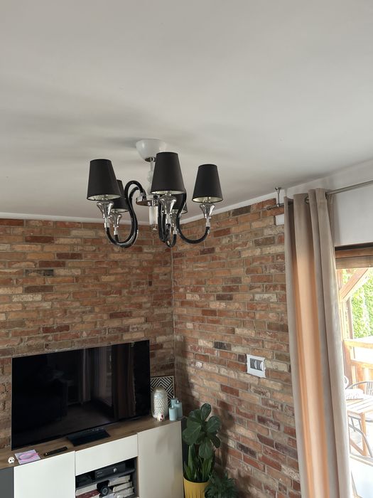 Lampa czarno biała z materiałowymi kloszami