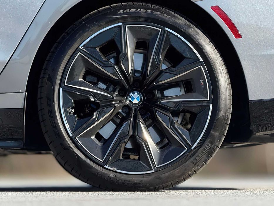 BMW i7      2023