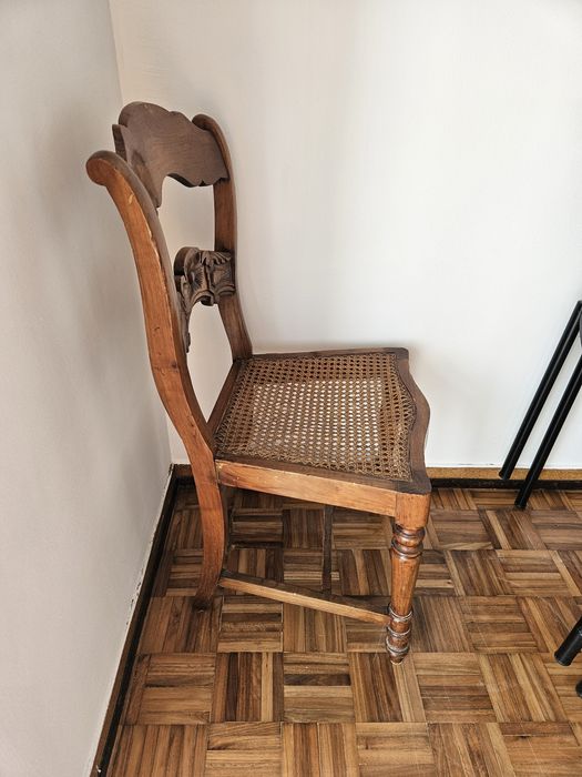 Cadeira antiga com assento de palha