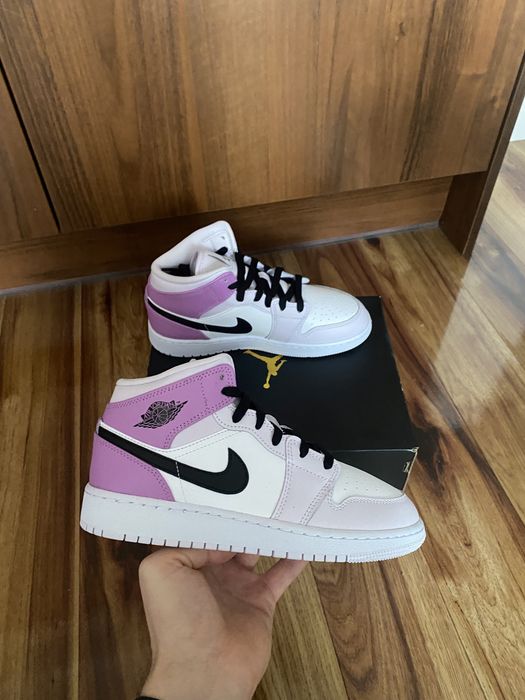 Jordan 1 Mid Barely Grape 37.5 38.5