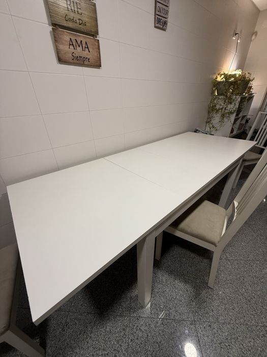 Mesa extensível com 4 cadeiras