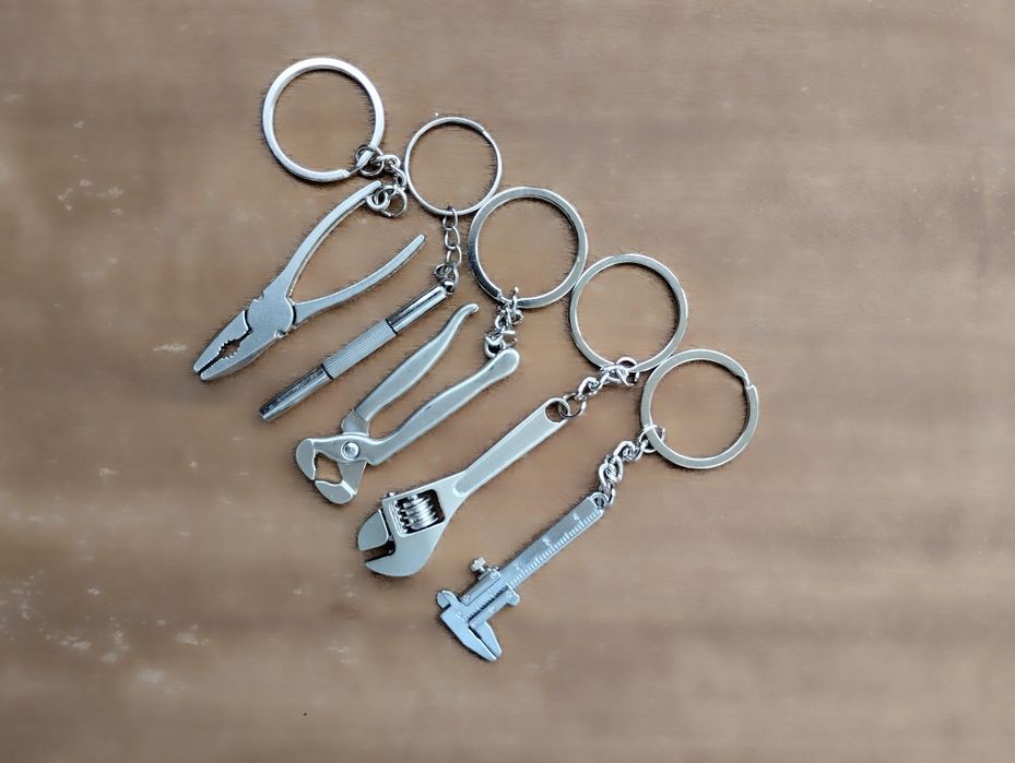 Подарок декоративные инструменты брелок