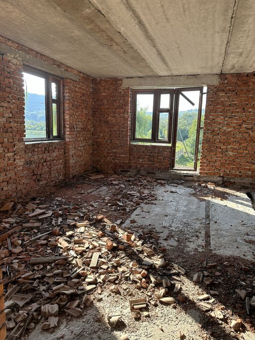 Будинок біля центрального озера м. Надвірна