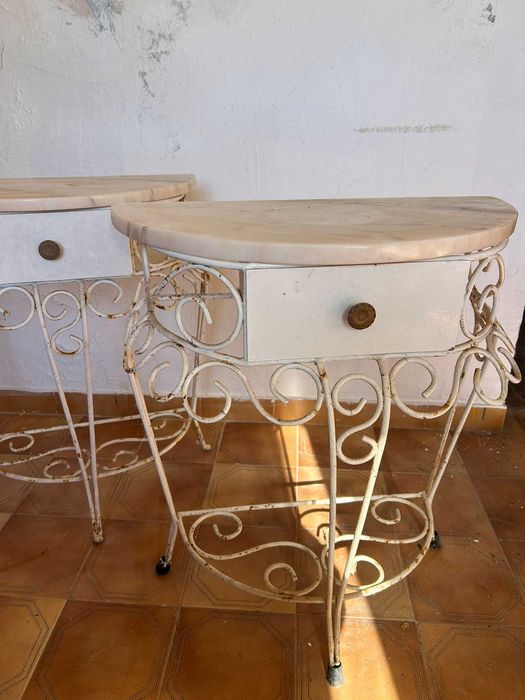 Mesa cabeceira em ferro