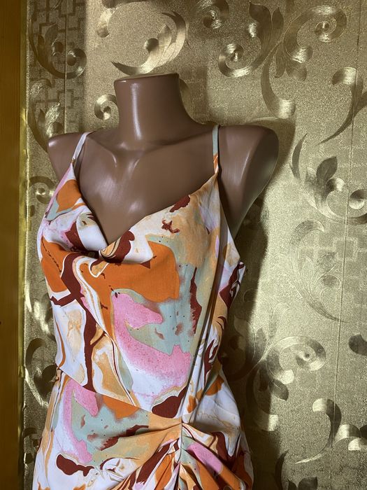 Легка літня сукня з асиметричним подолом