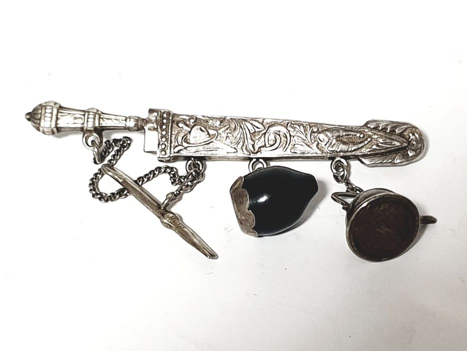 Vintage pregadeira agada com pingentes em prata