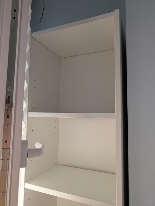 Estante branca IKEA da gama Billy com uma porta Oxberg