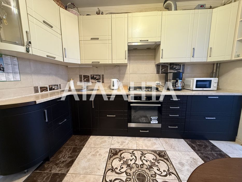 Простора однокімнатна квартира з меблями та технікою