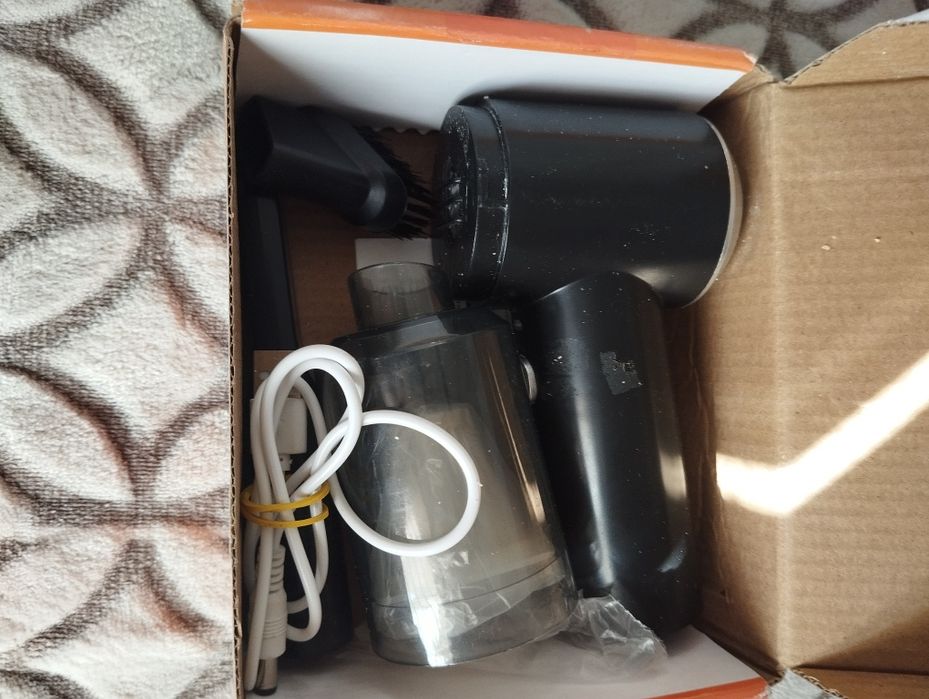 Вакуумний пилосос автомобільний