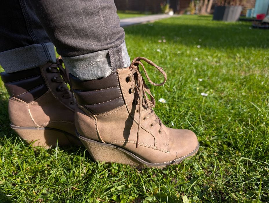 Botki na koturnie 38