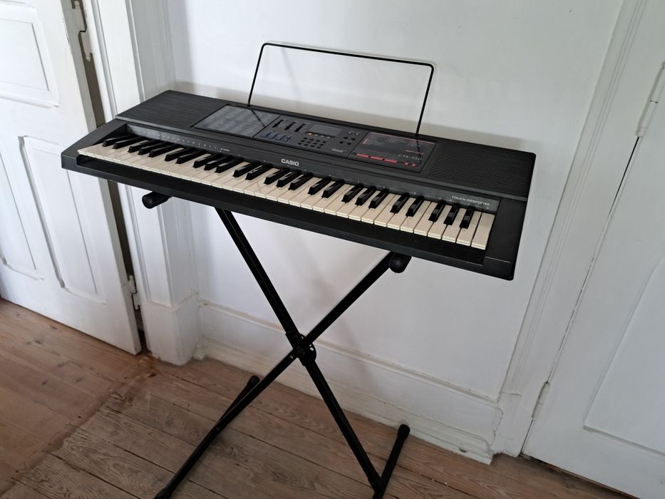 Teclado Casio CTK 550 com tripé