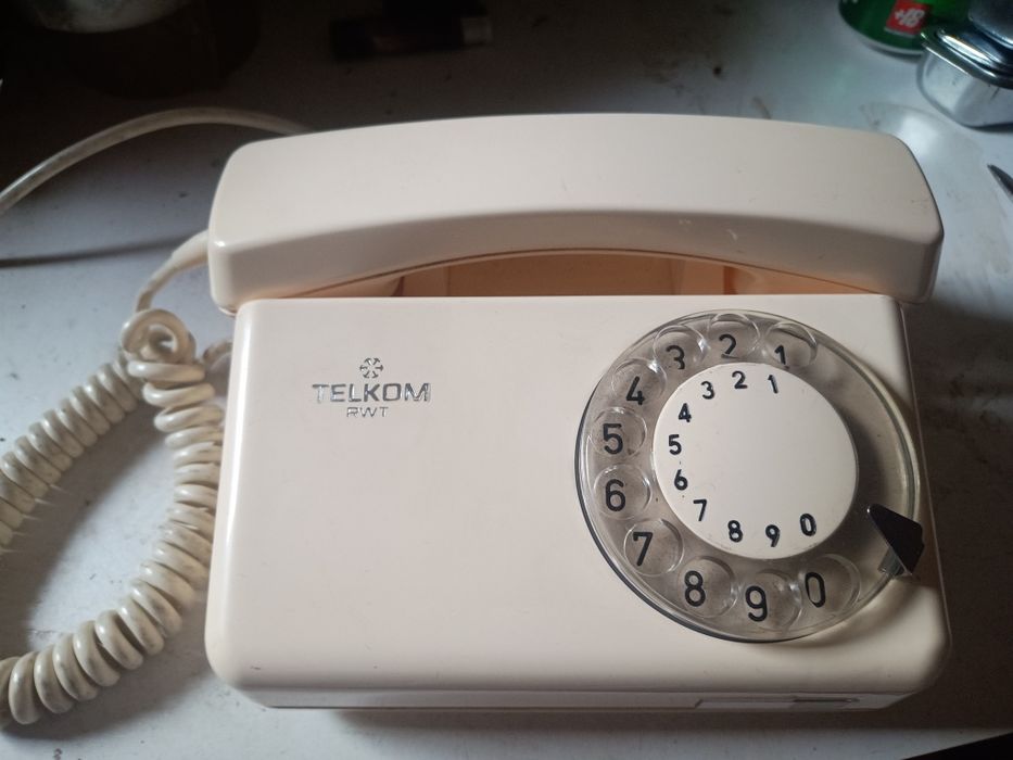 PRL. Telkom RWT Tulipan 1977 rok, analogowy aparat telefoniczny.