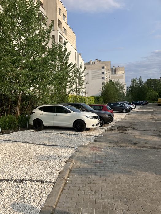 Miejsce postojowe - parking przy Olbrachta 25