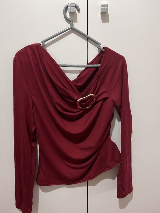 Camisola bordeaux com detalhe em dourado da Shein