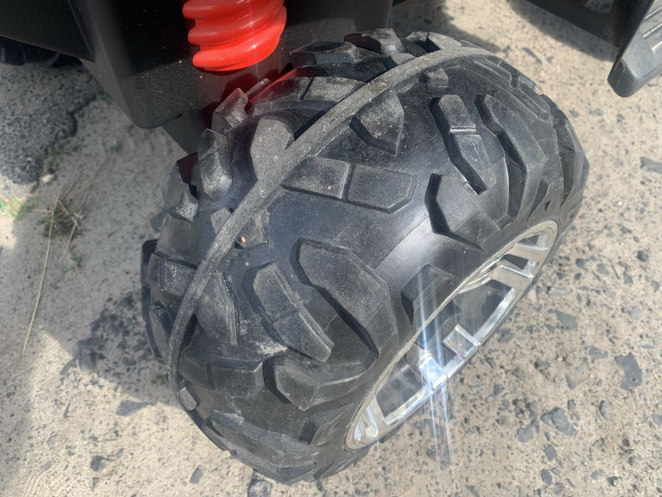 Дитячий електромобіль