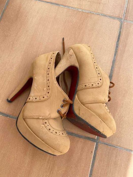 Sapato de salto alto camel