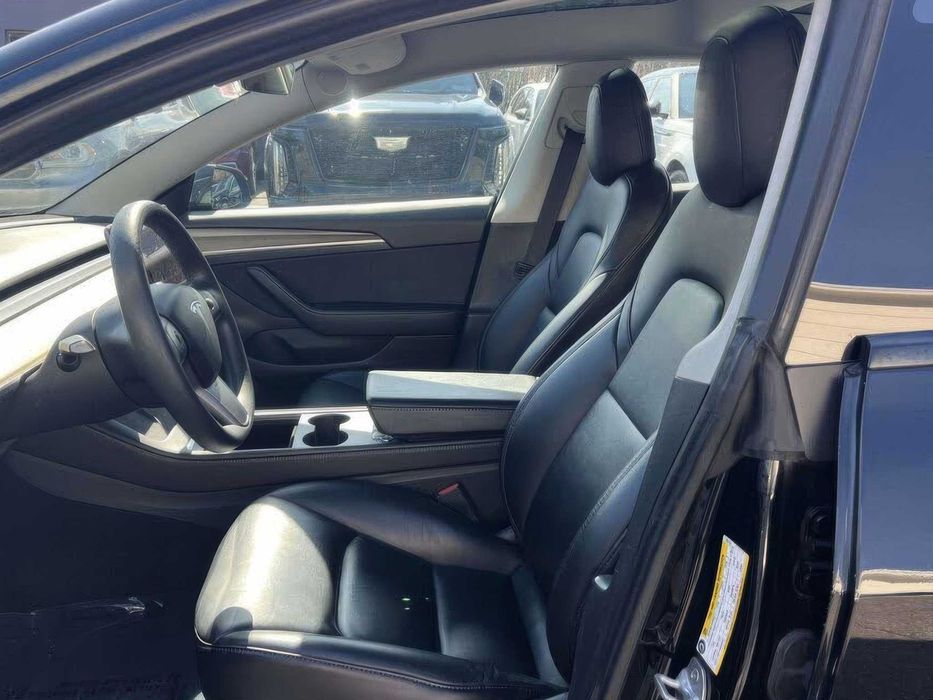 Tesla Model 3      2021