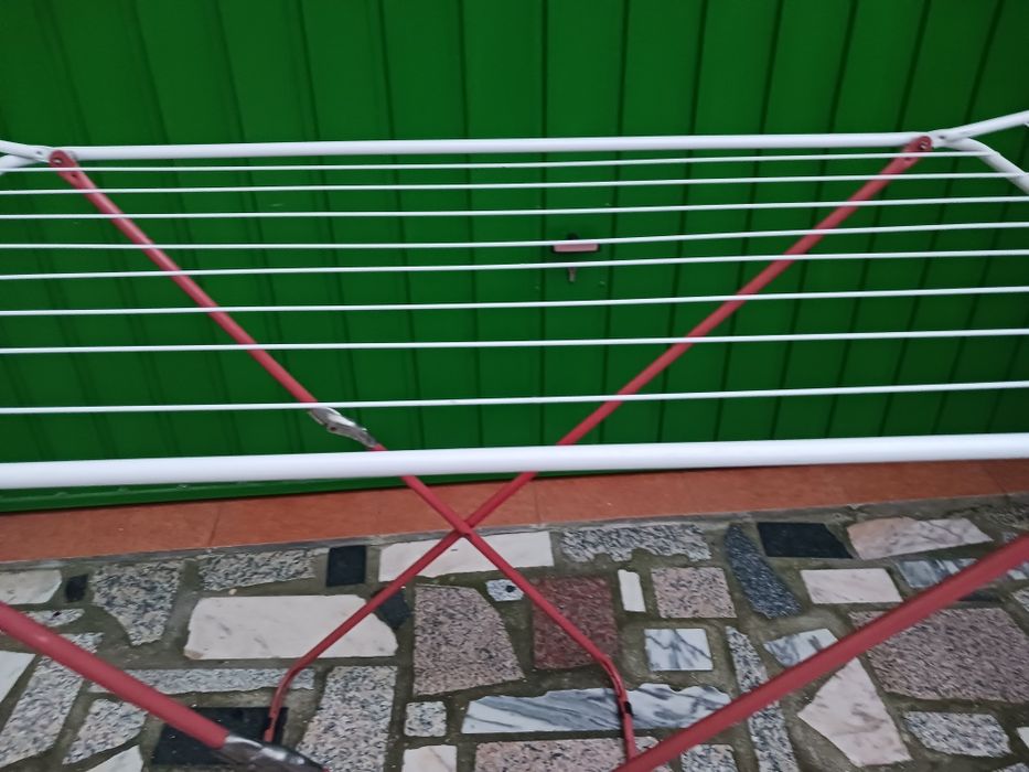 Estendal prático de abrir e fechar para fácil arrumação. Com pouco uso