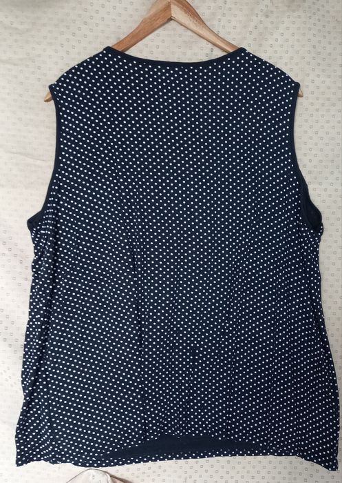 T-shirt cavada preta e com renda