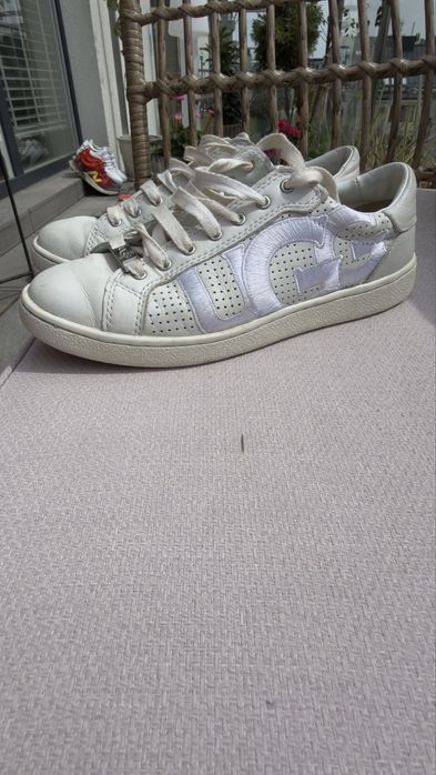Butu snekersy ugg skora