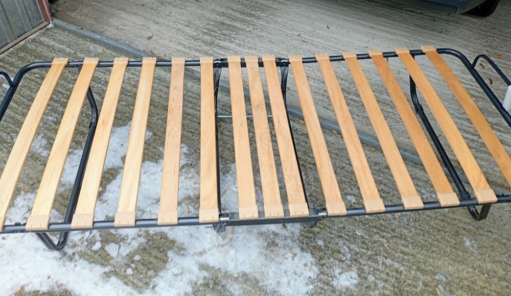 Łóżko polowe z materacem